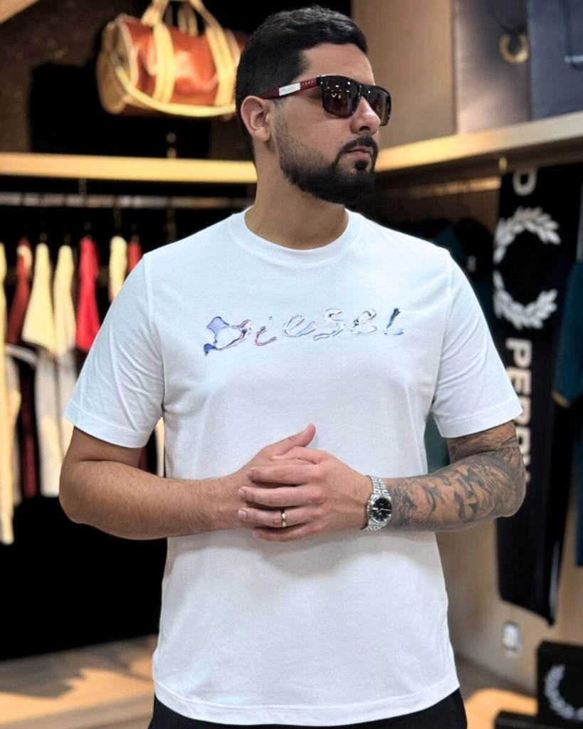 Camiseta branca com lettering artístico