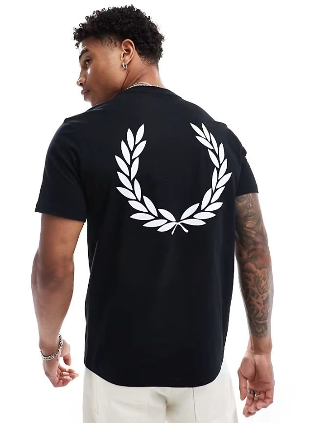 Modelo vestindo camiseta preta com logo nas costas
